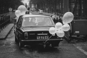 Trouwfotograaf bruidspaar met klassieke auto zwart wit Slot Zeist