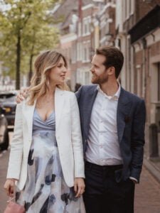 Bruid en bruidegom lopen over straat Haarlem