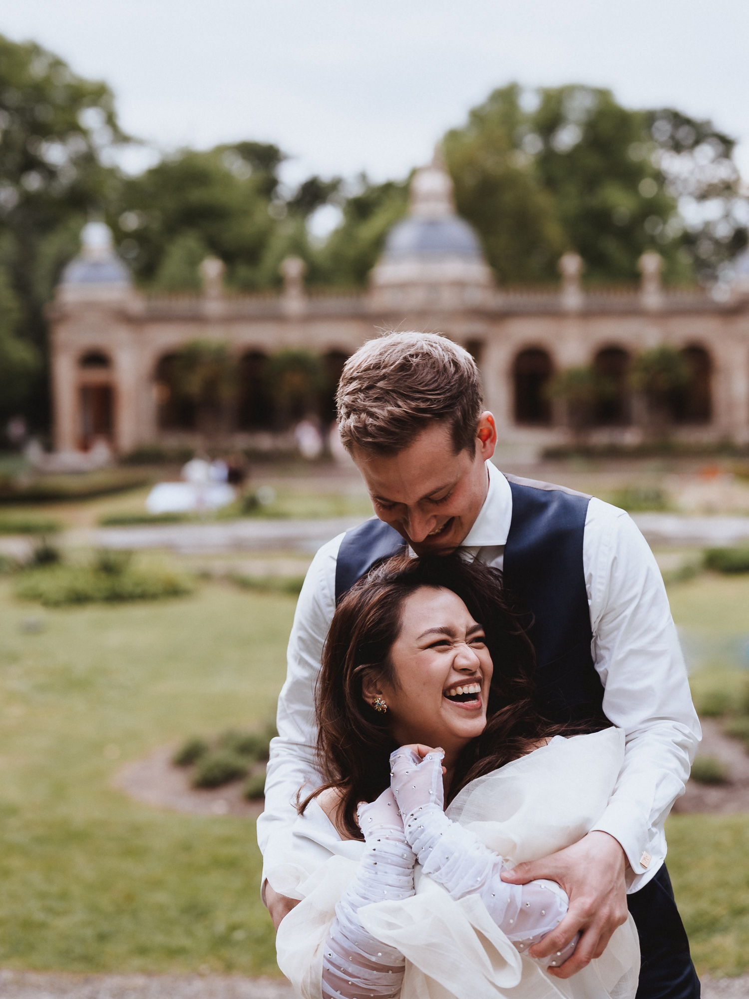 Bruidspaar heeft plezier tijdens de fotoshoot bij Oranjerie Hydepark – vastgelegd door Photos by Ville, trouwfotografie Amersfoort