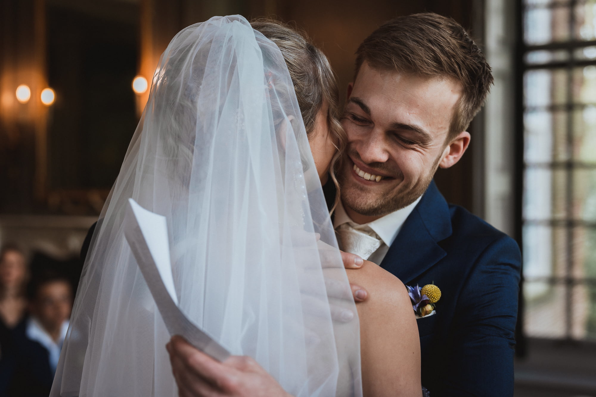 trouwfotografie vreugde en liefde bij de ceremonie Driebergen Buitenplaats Sparrendaal
