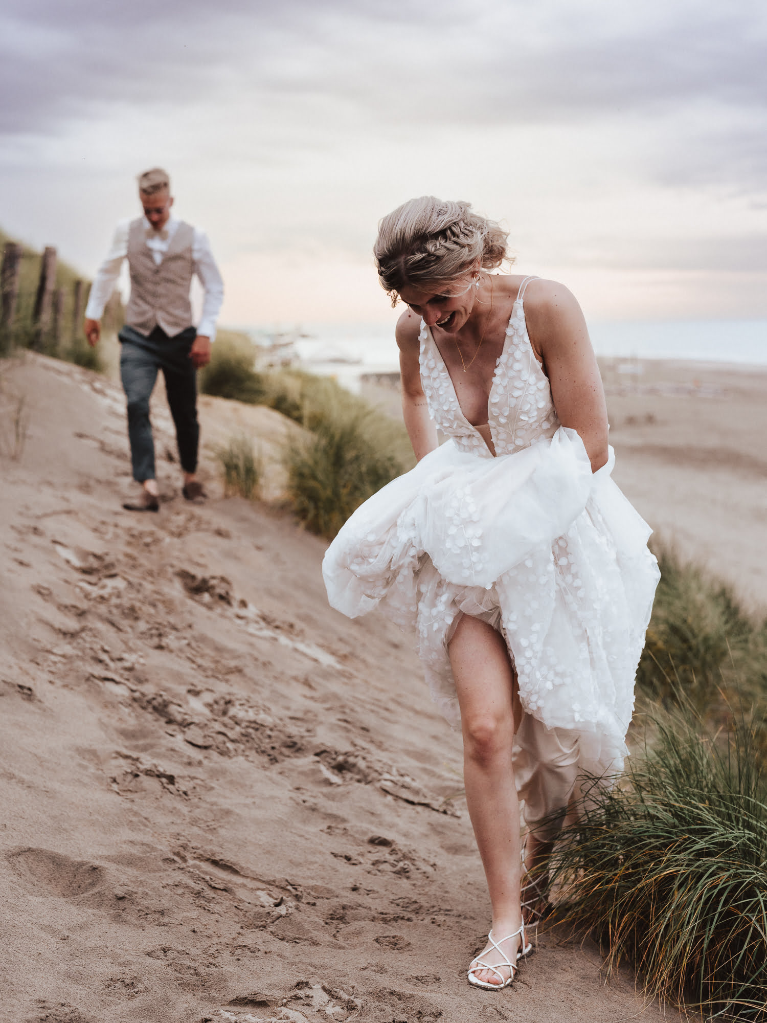 trouwfotografie bruidsfotoshoot bij de duinen Noordwijk aan Zee