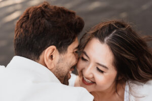 Intiem moment met voorhoofden tegen elkaar bij loveshoot in Zaanse Schans