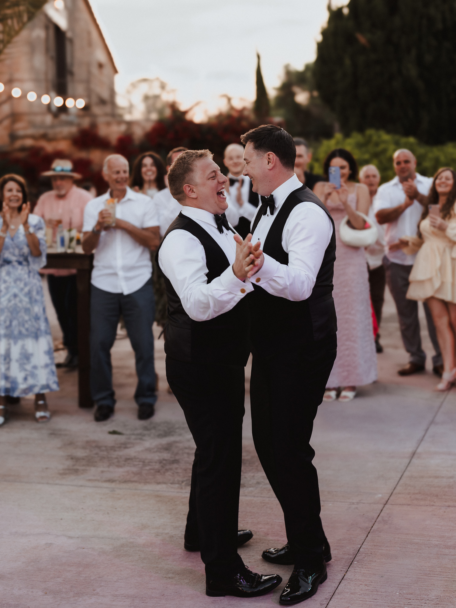 Wedding couple at a finca in Mallorca – Photos by Ville