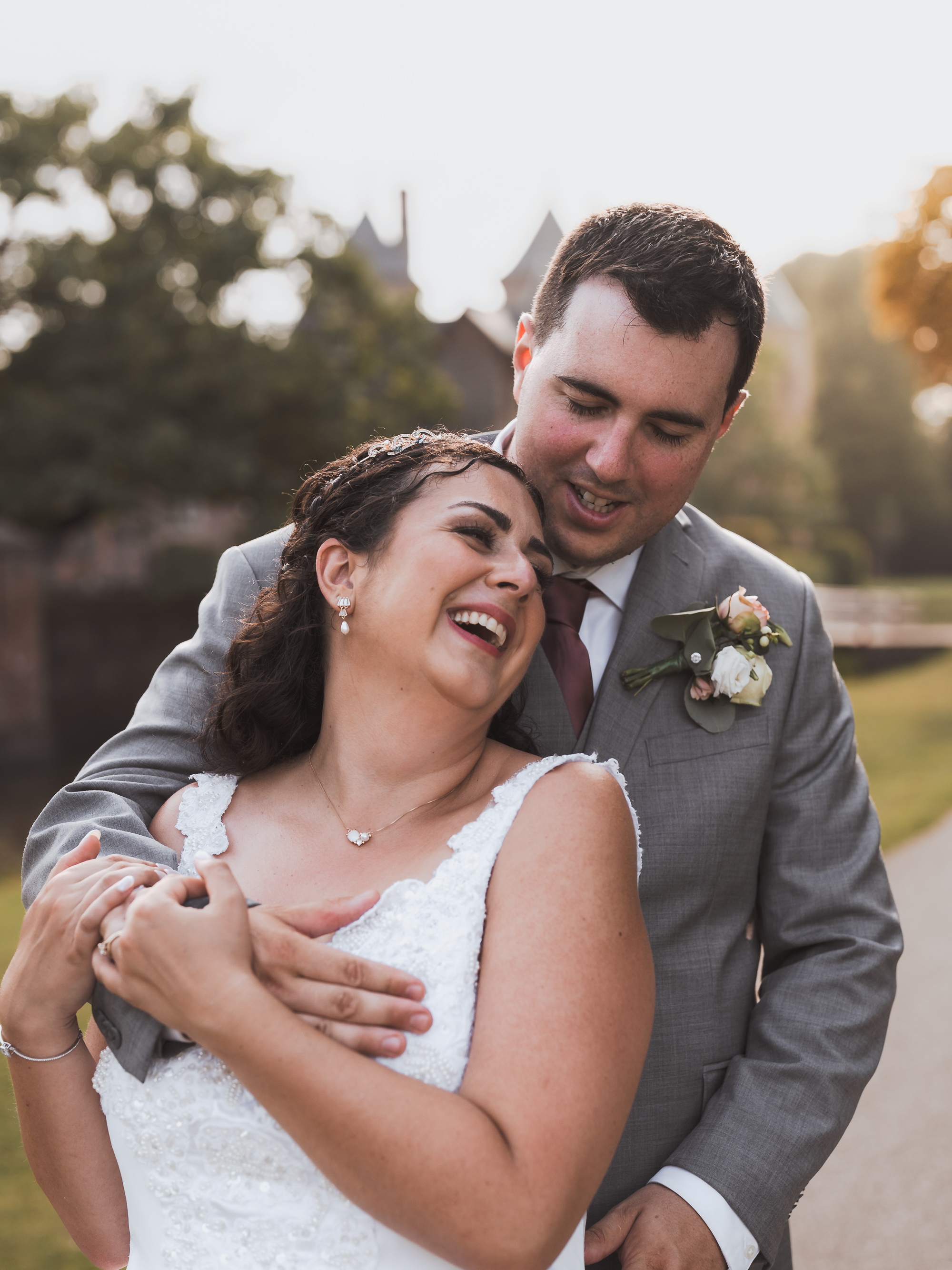 Canadian couple enjoying a relaxed evening photoshoot at Kasteel de Haar near Utrecht, captured by Photos by Ville, wedding photographer in the Netherlands for international and expat couples