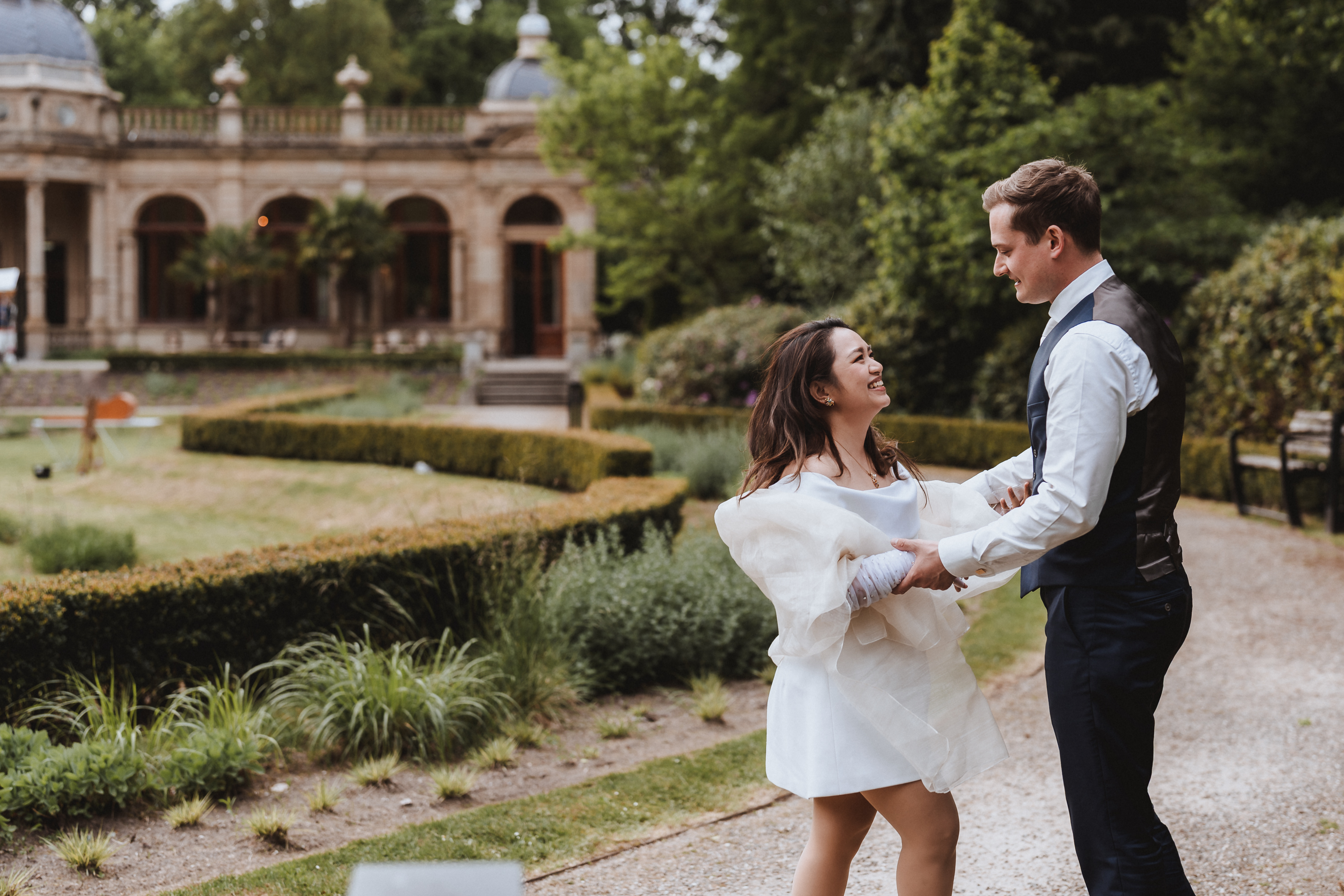 International couple having a relaxed photoshoot at Oranjerie Hydepark in Doorn, captured by Photos by Ville, wedding photographer in the Netherlands for expat and international weddings