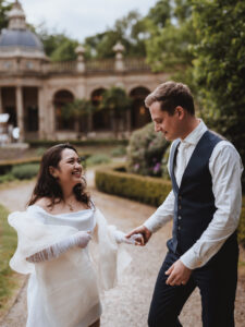 Het bruidspaar tijdens een romantische fotoshoot in de tuin van Oranjerie Hydepark in Doorn, vastgelegd door Photos by Ville, professionele trouwfotografie