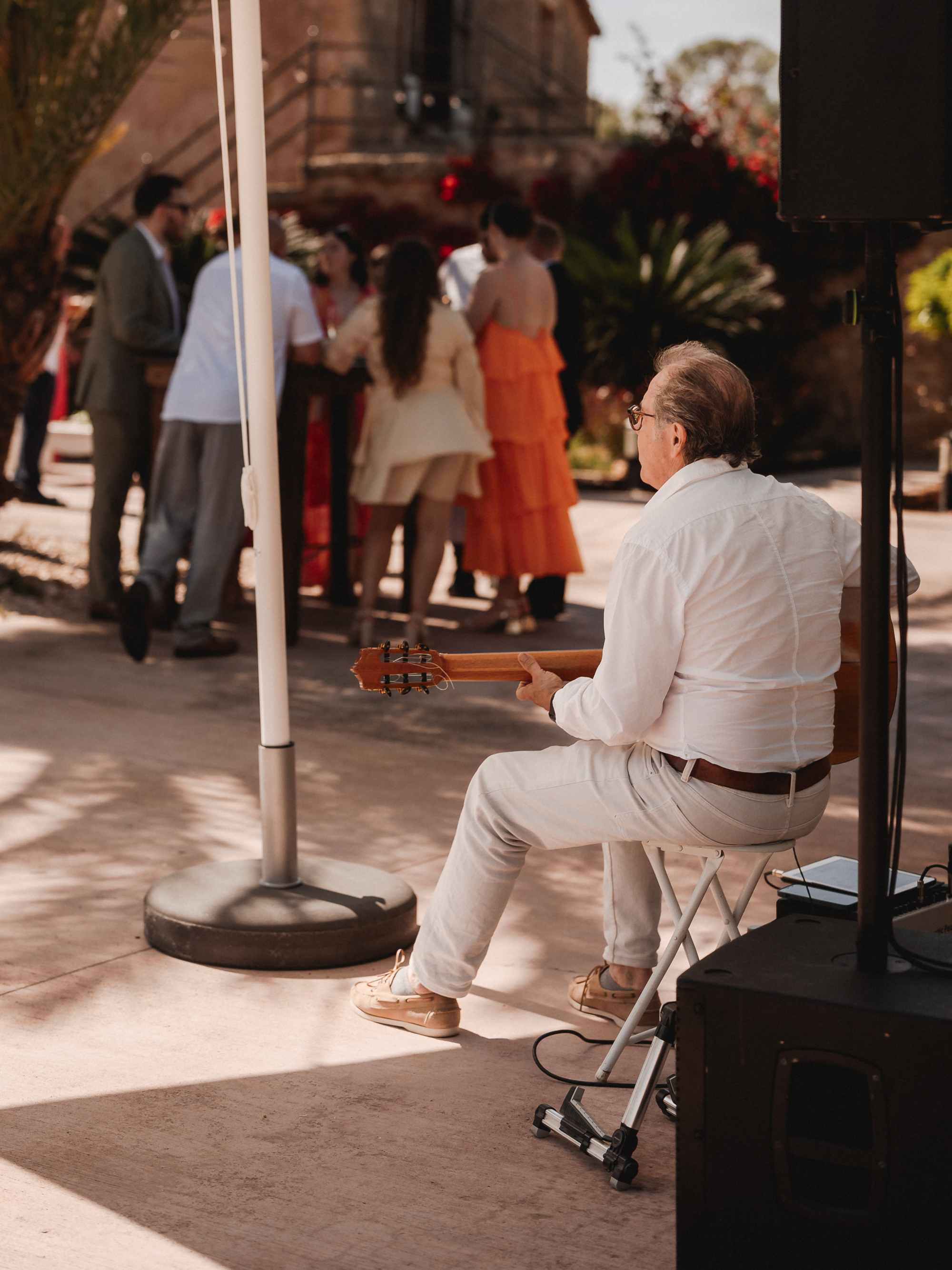 Live musician playing guitar during wedding reception at Finca Son Mir Mallorca